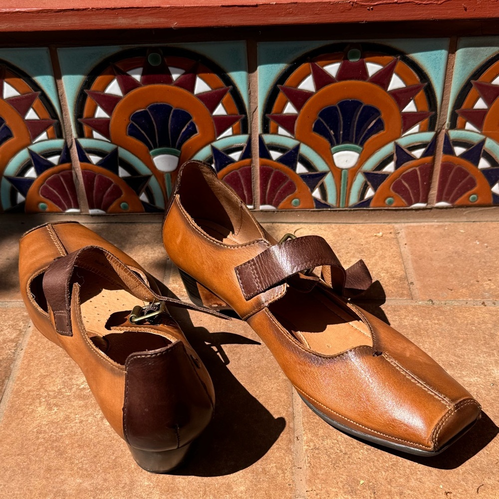 Pikolinos 11 Women two tone Leather Mary Jane Kitten heels ($199 retail) - Picture 8 of 13
